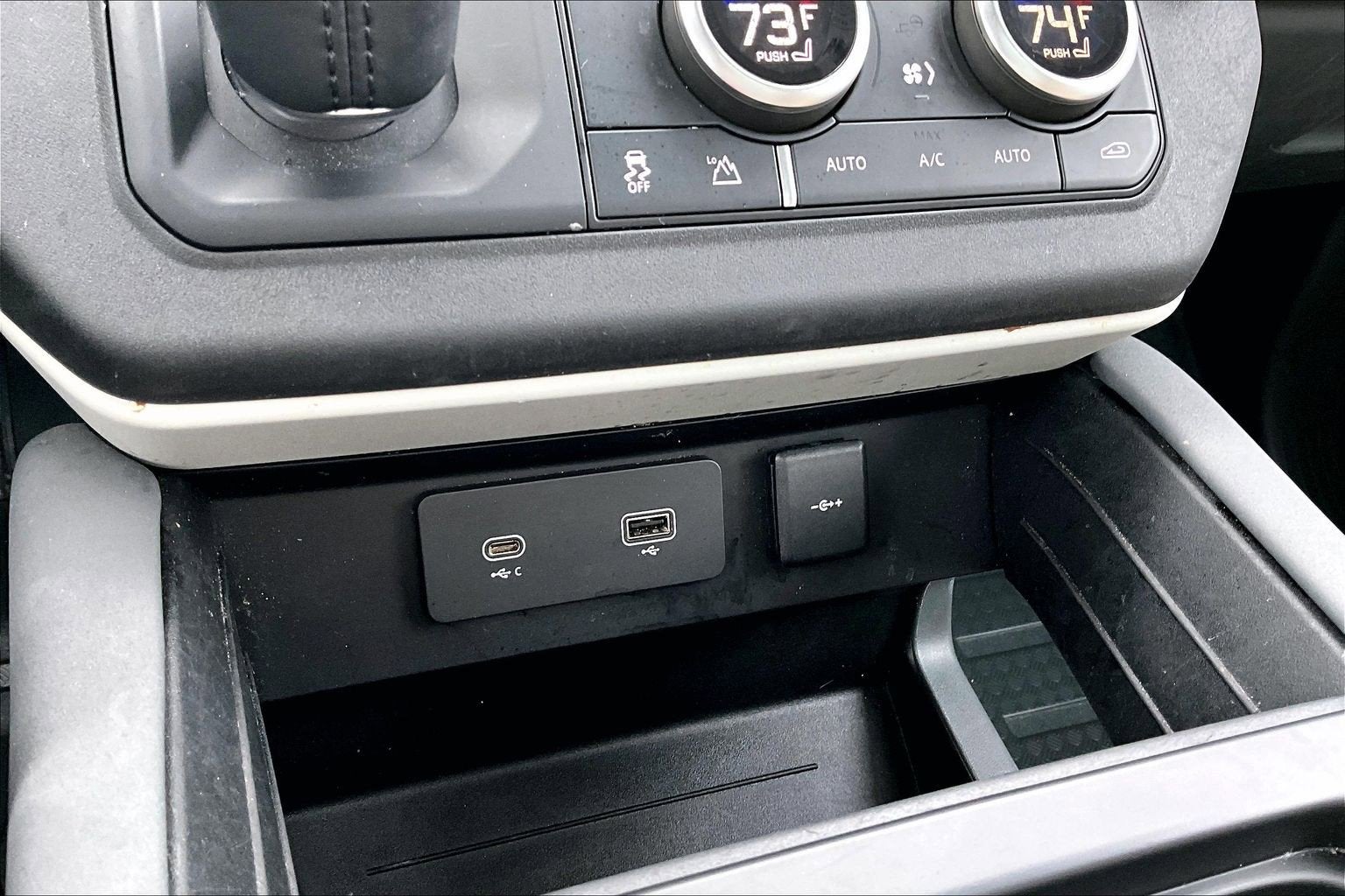 2022 Land Rover Defender SE