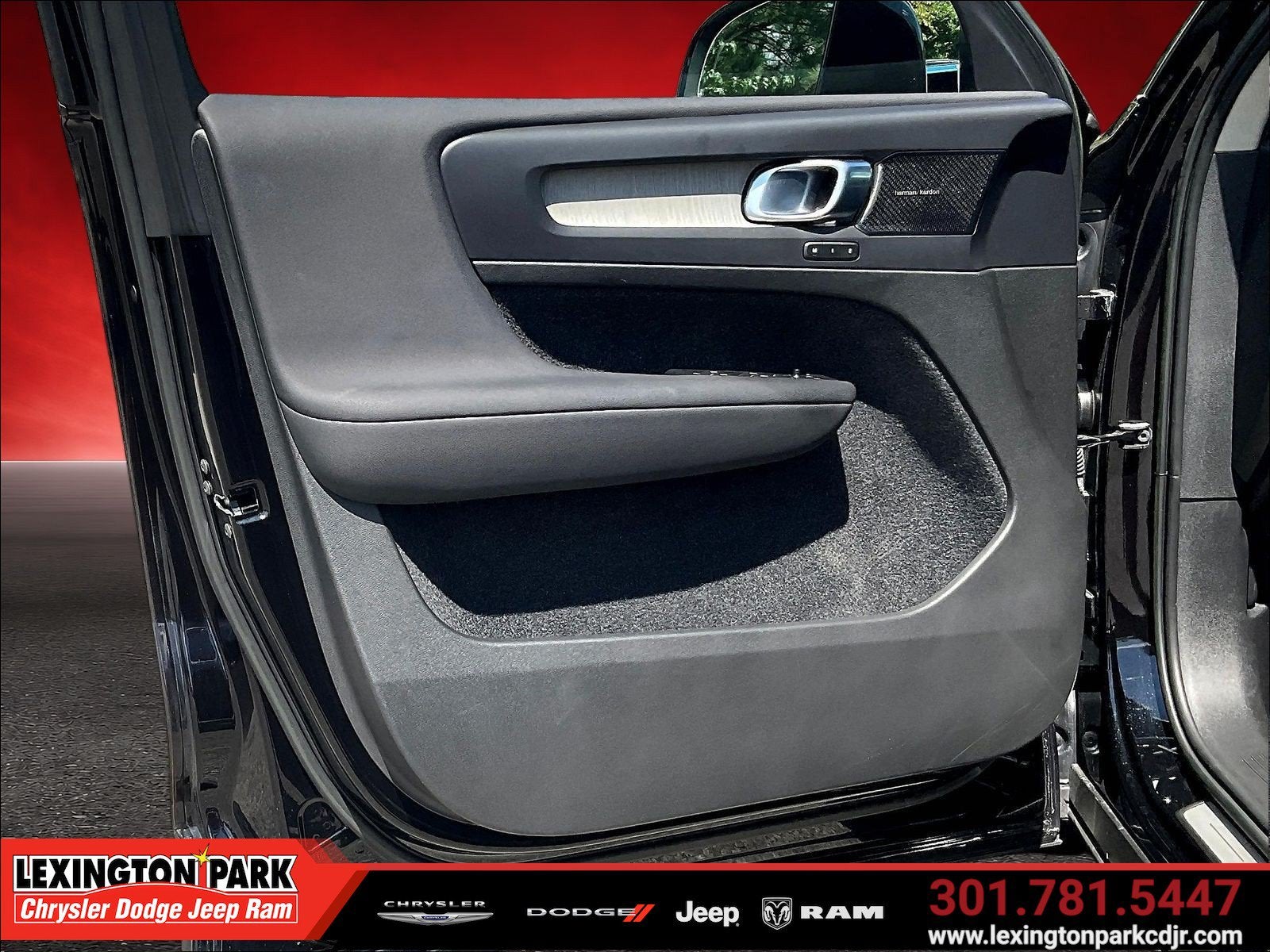 2023 Volvo XC40 B5 Ultimate Bright Theme