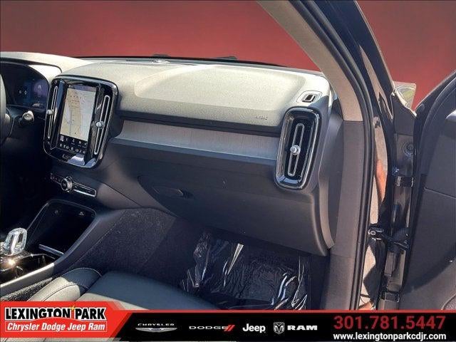 2023 Volvo XC40 B5 Ultimate Bright Theme