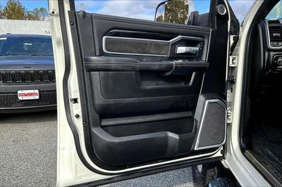 2020 RAM 3500 Laramie Crew Cab 4x4 8' Box
