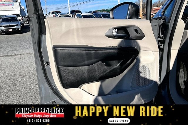 2023 Chrysler Pacifica Hybrid Touring L