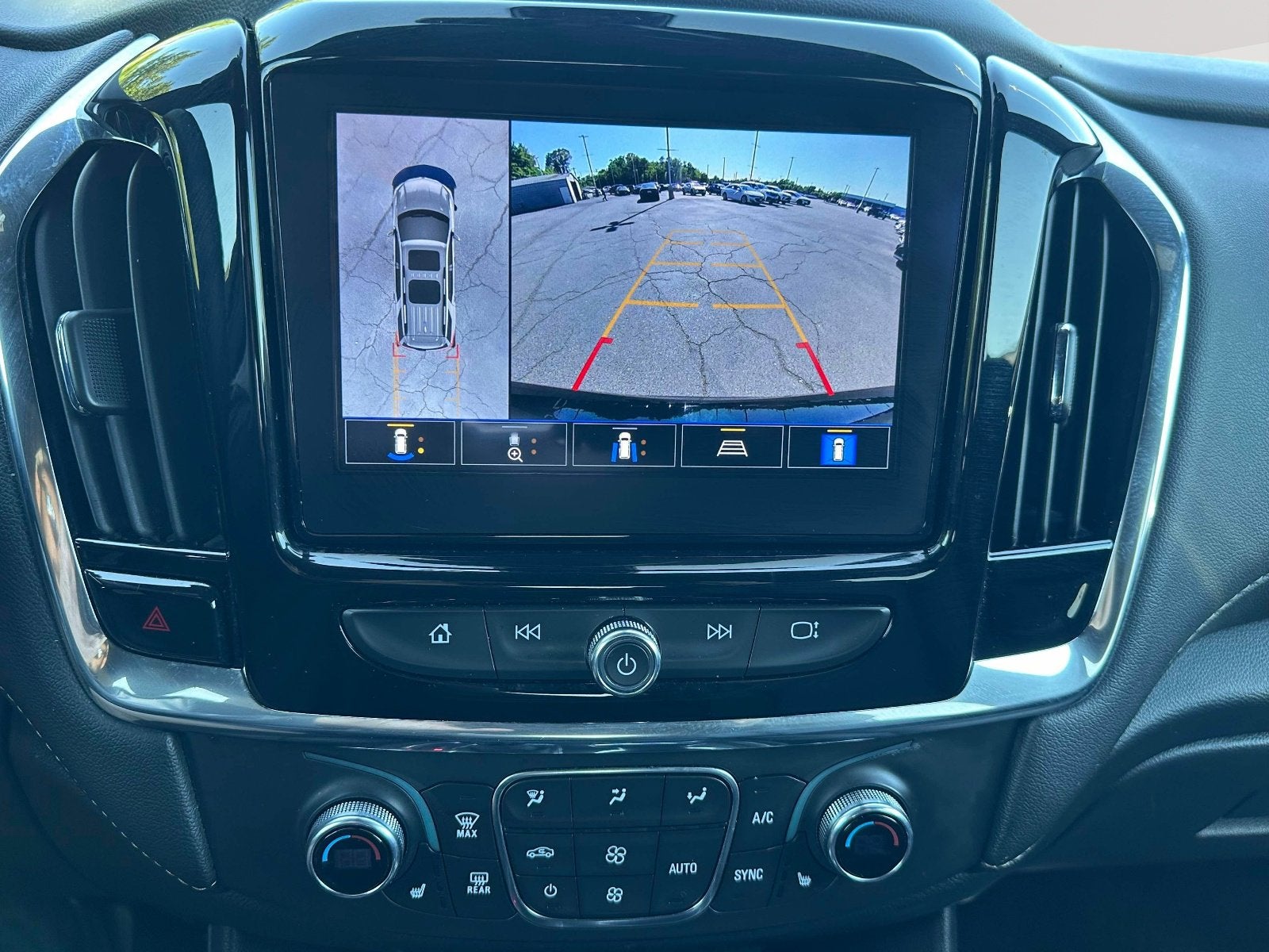 2023 Chevrolet Traverse LT Leather