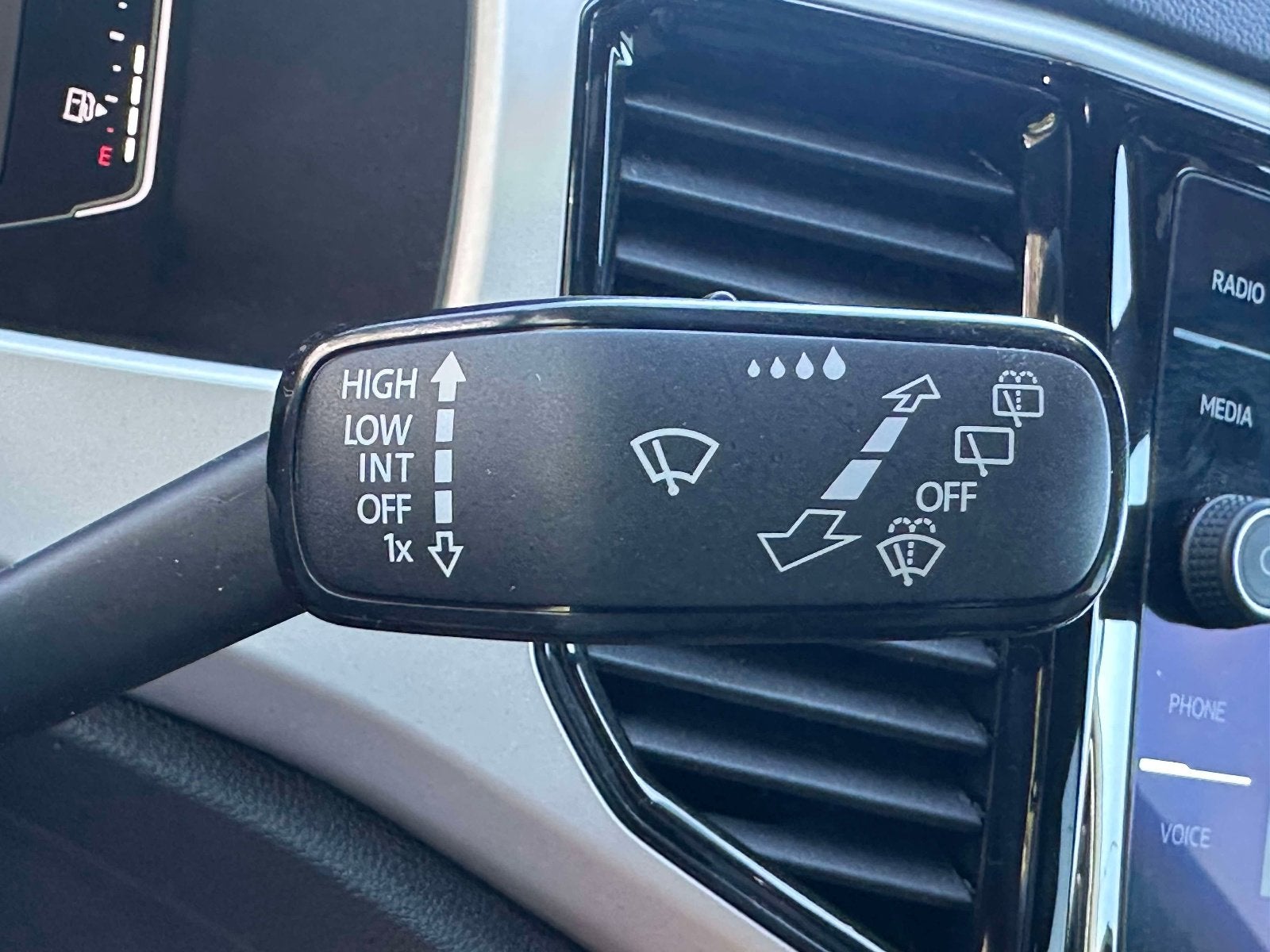 2022 Volkswagen Atlas Cross Sport 2.0T SE w/Technology