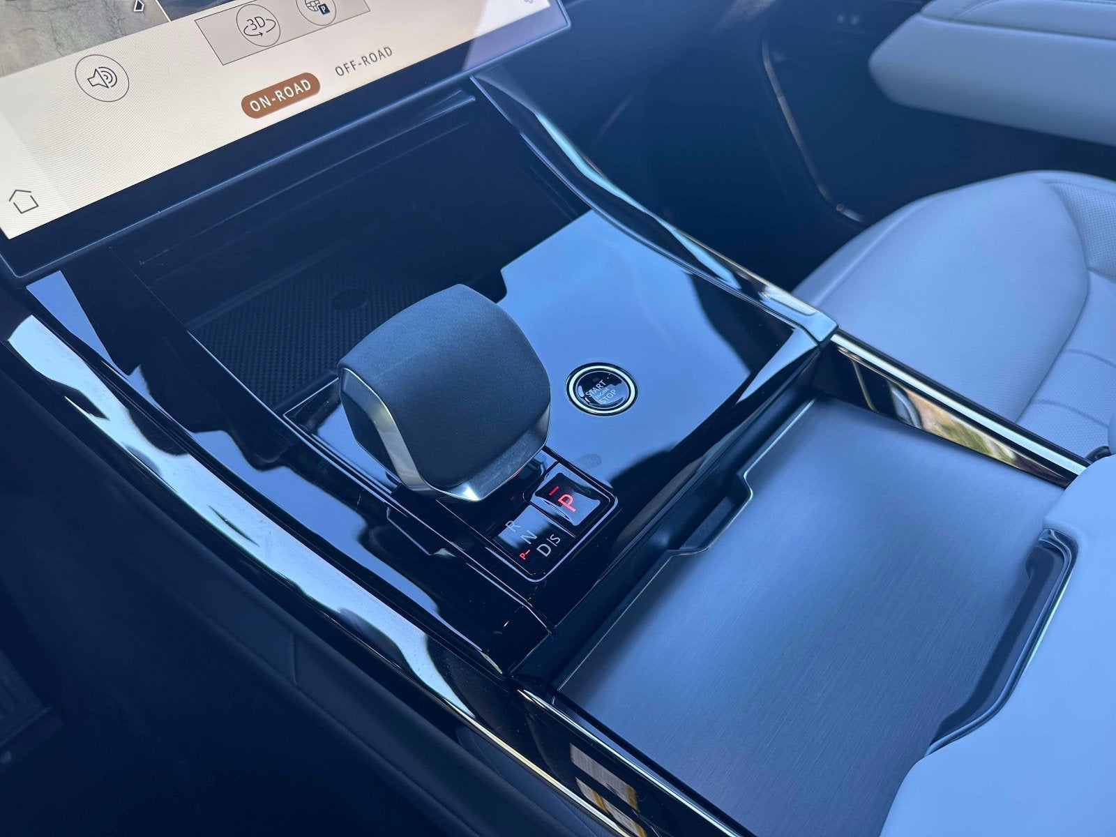 2025 Land Rover Range Rover Sport SE