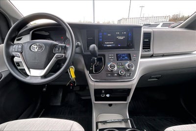 2017 Toyota Sienna LE Auto Access Seat