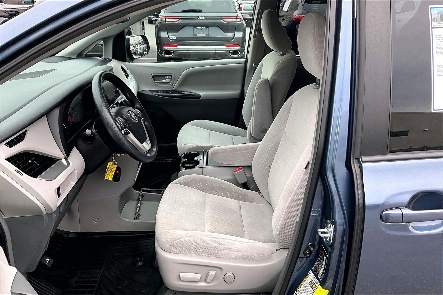 2017 Toyota Sienna LE Auto Access Seat